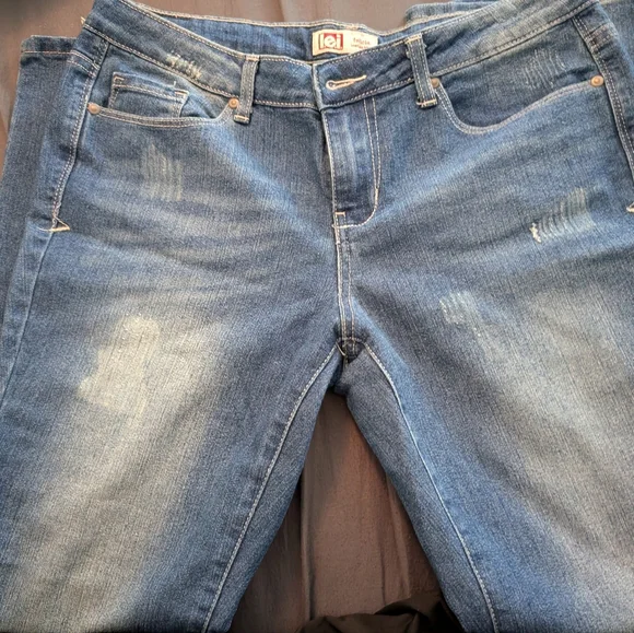 l.e.i Distressed Bootcut Jeans - Picture 7 of 12